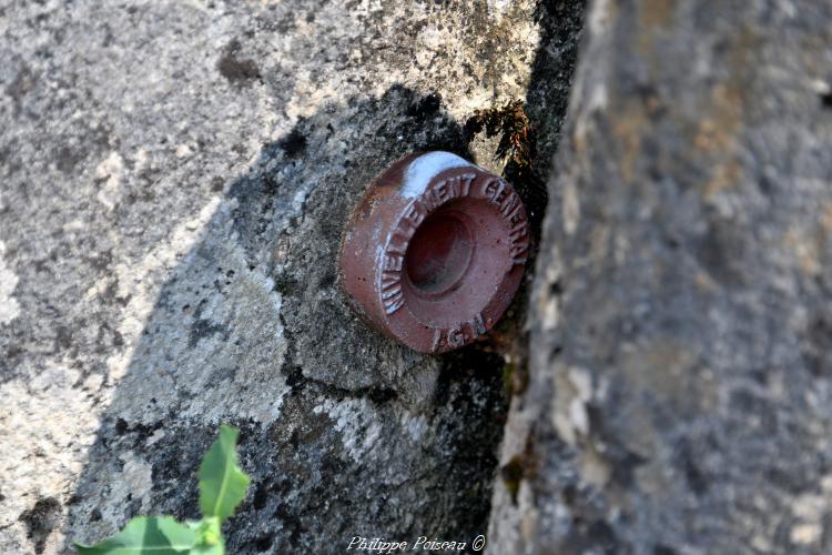 Repère de nivellement du cimetière d'Armes