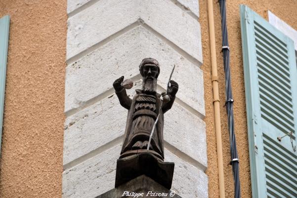 Sculpture rue de La Rampe à Clamecy