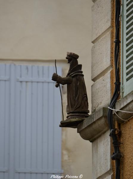 Sculpture rue de La Rampe à Clamecy