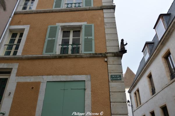 Sculpture rue de La Rampe à Clamecy