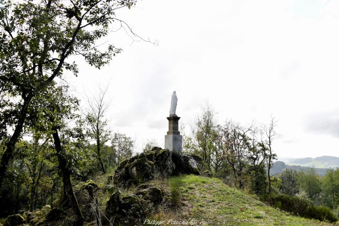 Statue de la Vierge à Saint-Léger-de-Fougeret 