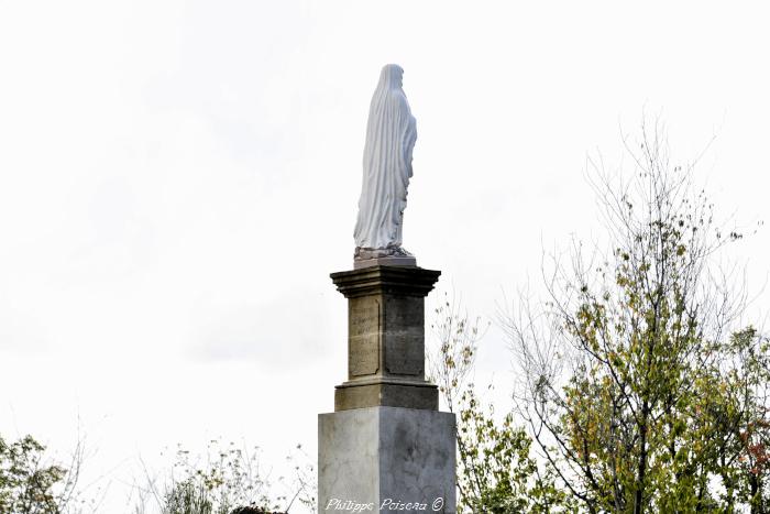 Statue de la Vierge à Saint-Léger-de-Fougeret 