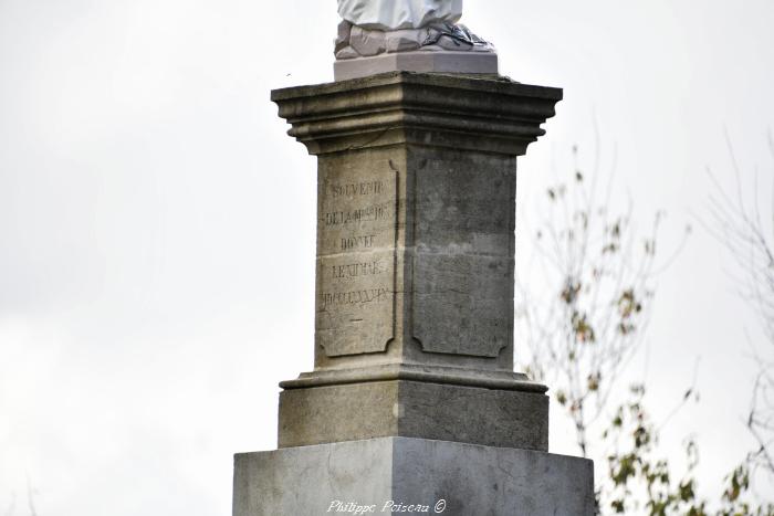 Statue de la Vierge à Saint-Léger-de-Fougeret 