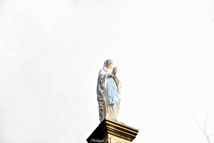 Statue de la Vierge à Saint-Léger-de-Fougeret 