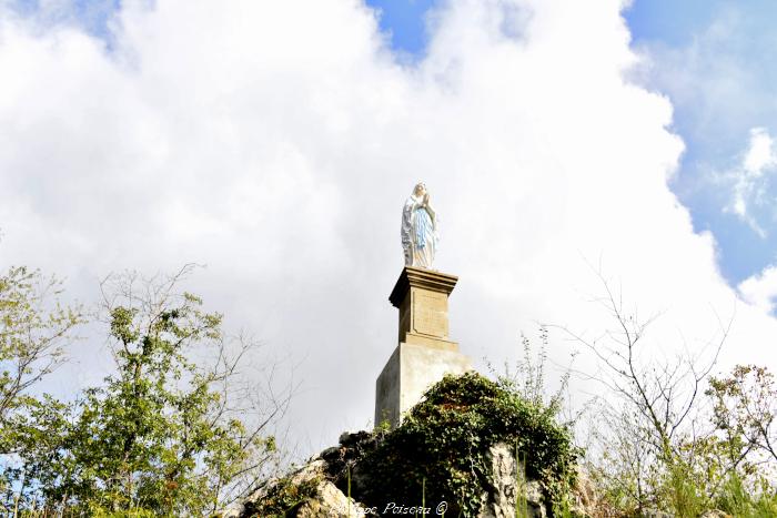 Statue de la Vierge à Saint-Léger-de-Fougeret un beau patrimoine