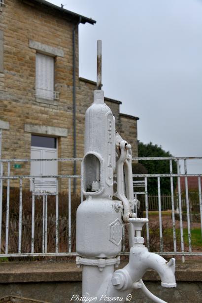 Un Puits et sa pompe à Bazolles