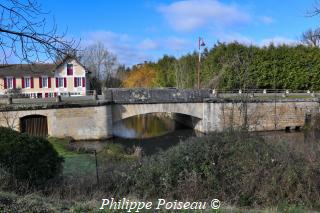 Un des Ponts d&rsquo;Entrain sur Nohain un beau patrimoine