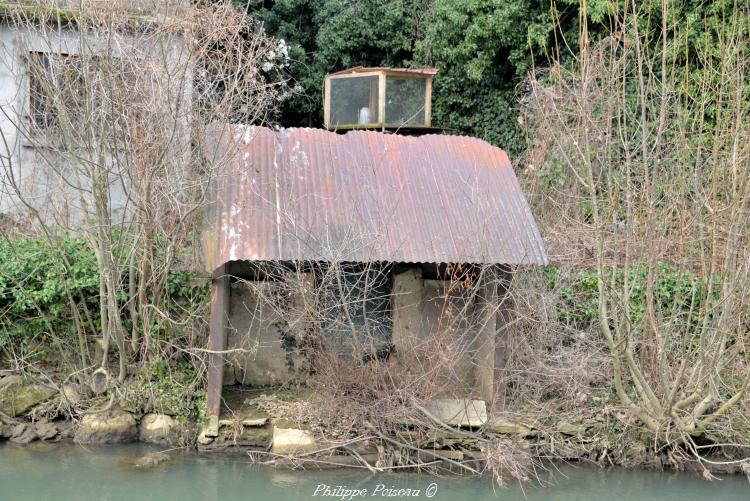 Un petit lavoir individuel du Beuvron