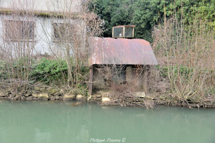 Un petit lavoir individuel du Beuvron