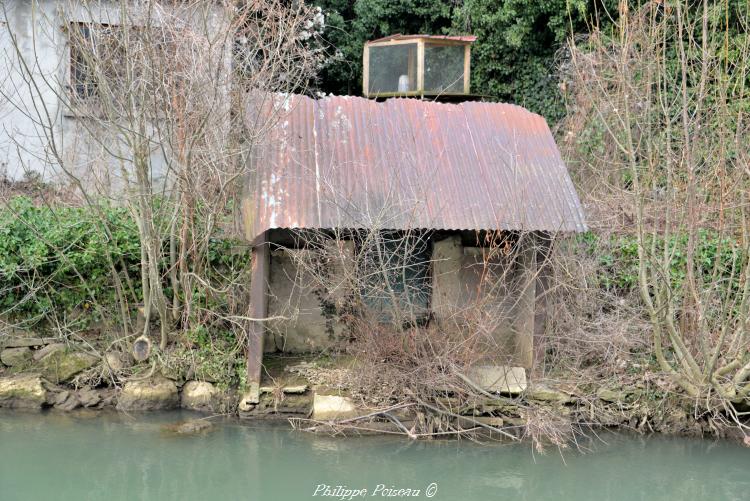 Un petit lavoir individuel du Beuvron