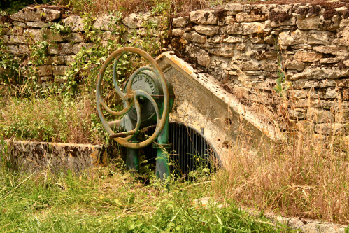 Une Pompe et son puisard à Corvol-d'Embernard Nièvre Passion