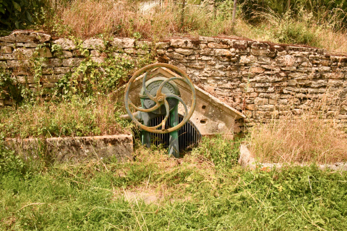 Une Pompe et son puisard à Corvol-d'Embernard Nièvre Passion