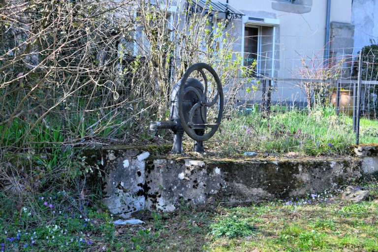 Une belle Pompe du hameau de Certaines un beau patrimoine