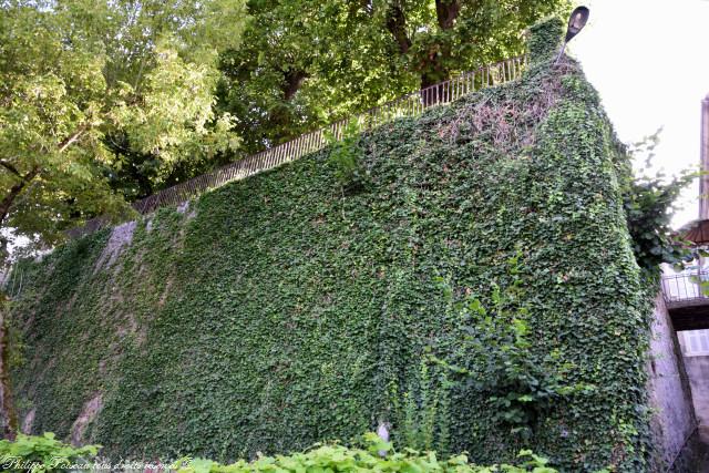 Vestiges des murailles de la ville de Clamecy