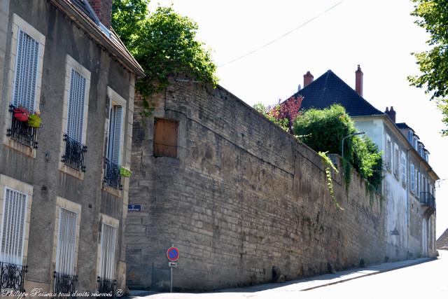 Vestiges des murailles de la ville de Clamecy
