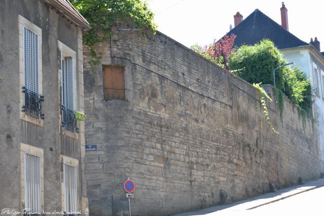 Vestiges des murailles de la ville de Clamecy