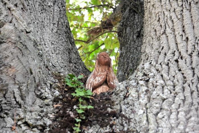Vierge dans l'arbre
