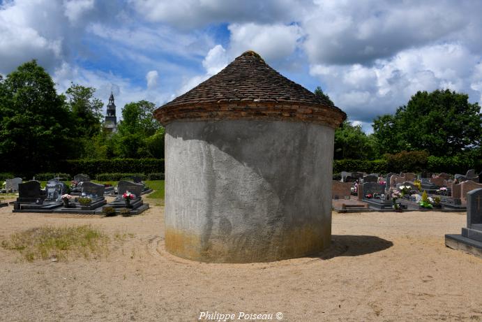 Vierge du cimetière de Dornes