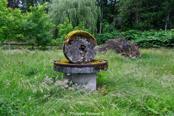 D&rsquo;anciennes meules sur le chemin du Moulin d&rsquo;Aron un beau patrimoine