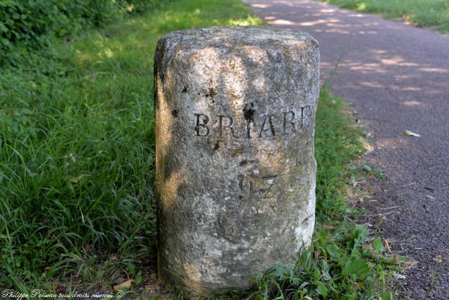 Borne de Sermoise repère sur le canal un patrimoine