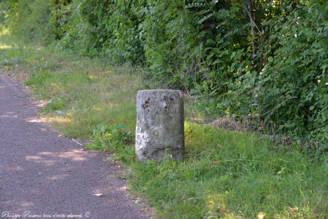 Borne de Sermoise sur le canal de la Loire Nièvre Passion