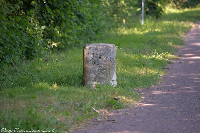 Borne de Sermoise sur le canal de la Loire Nièvre Passion