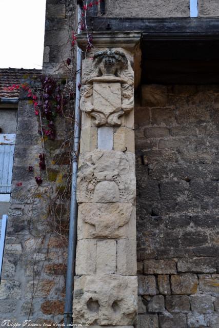 Blasons du Deffend du château de Prémery un patrimoine