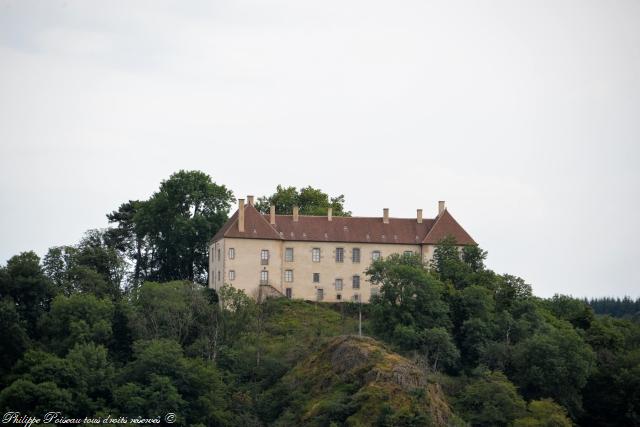 Château de « La Roche » Larochemillay un beau site médiéval