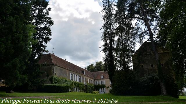 Château de Sury un beau manoir de Saint Jean aux Amognes
