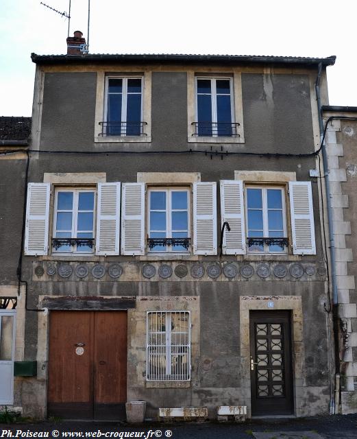 Façade aux Médailles de Corbigny un remarquable patrimoine