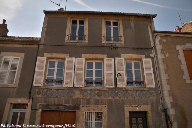 Façade aux Médailles à Corbigny Nièvre Passion