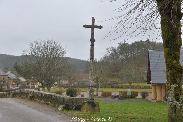 La croix du pont d'Alligny-en-Morvan