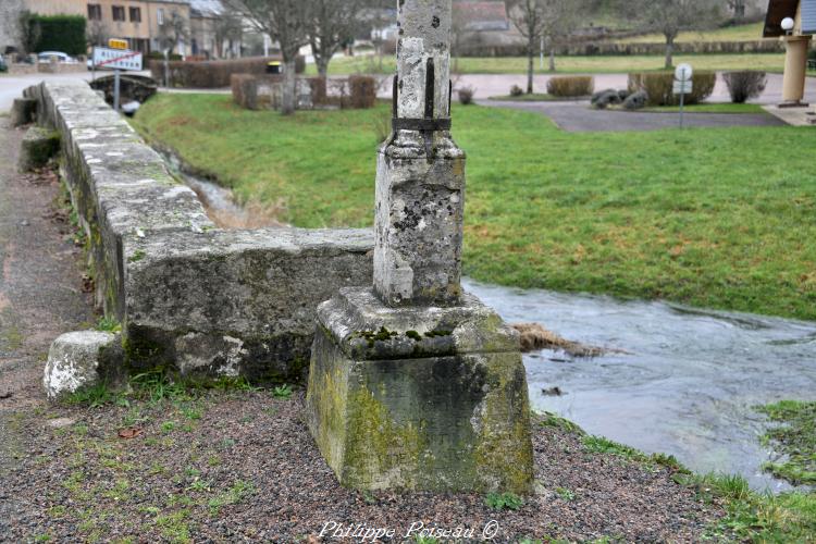 La croix du pont d'Alligny-en-Morvan