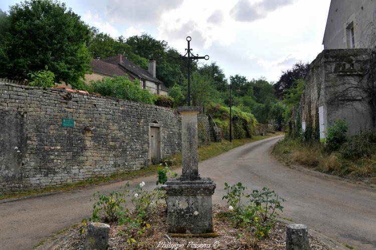 Croix de carrefour de Chevroches un beau patrimoine