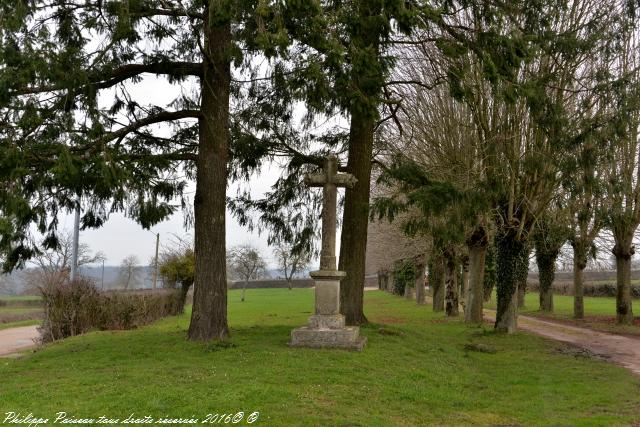 La Croix du village de Cervon un beau patrimoine