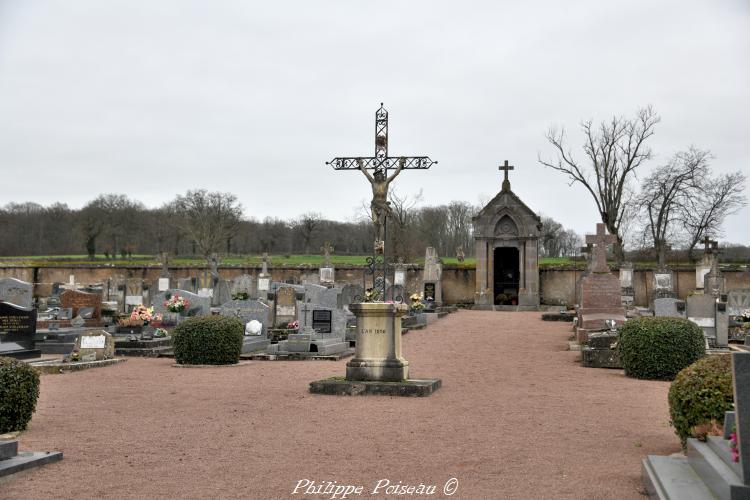 Le crucifix du cimetière de Chitry-les-Mines