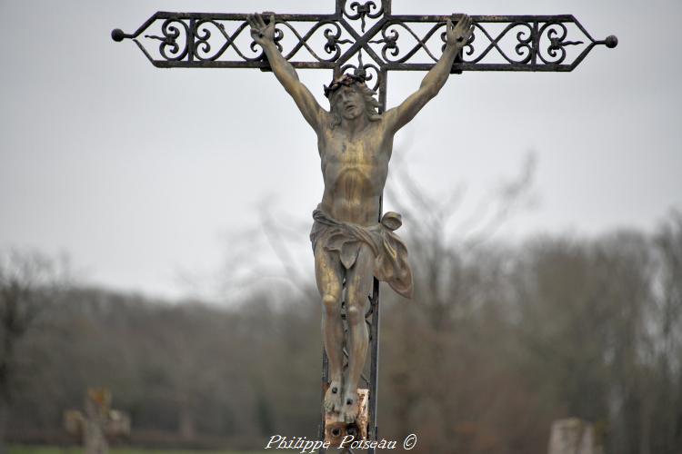 Le crucifix du cimetière de Chitry-les-Mines