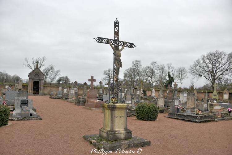 Le crucifix du cimetière de Chitry-les-Mines