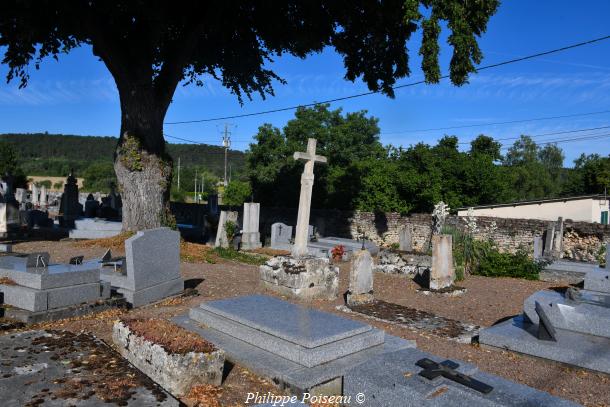 Croix du cimetière de Villiers-sur-Yonne