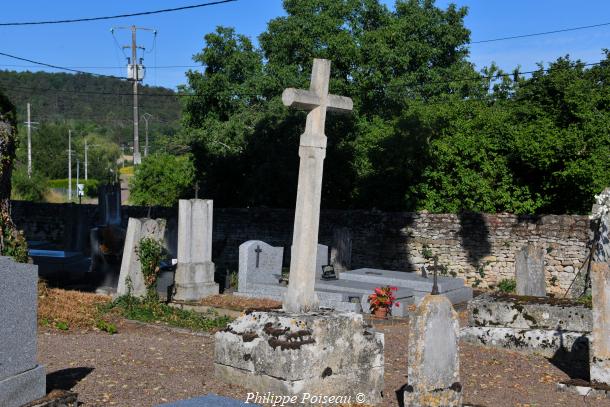 Croix du cimetière de Villiers-sur-Yonne