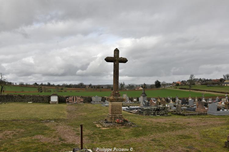 Croix du cimetière de Saint-Benin-des-Bois