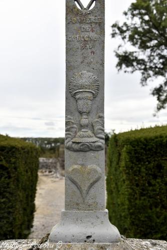Croix du cimetière de Isenay un patrimoine vernaculaire