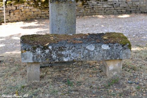 Croix et pierre des morts de Beuvron Nièvre Passion