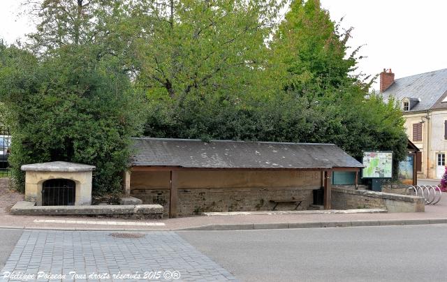 Lavoir de Chaulgnes au cœur du village un beau patrimoine