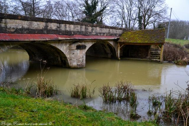 Lavoir du pont de Dompierre sur Nièvre