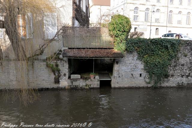 Lavoir Privé sur les rives de L'Anguison