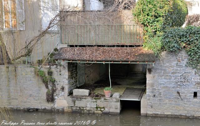 Lavoir Privé sur les rives de L'Anguison