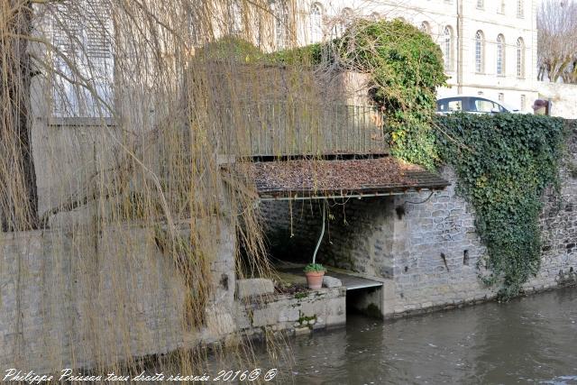 Lavoir Privé sur les rives de L'Anguison