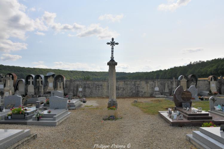Croix du cimetière de Chevroches