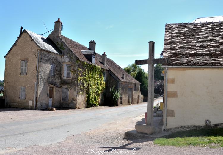 La croix de Lurcy le Bourg